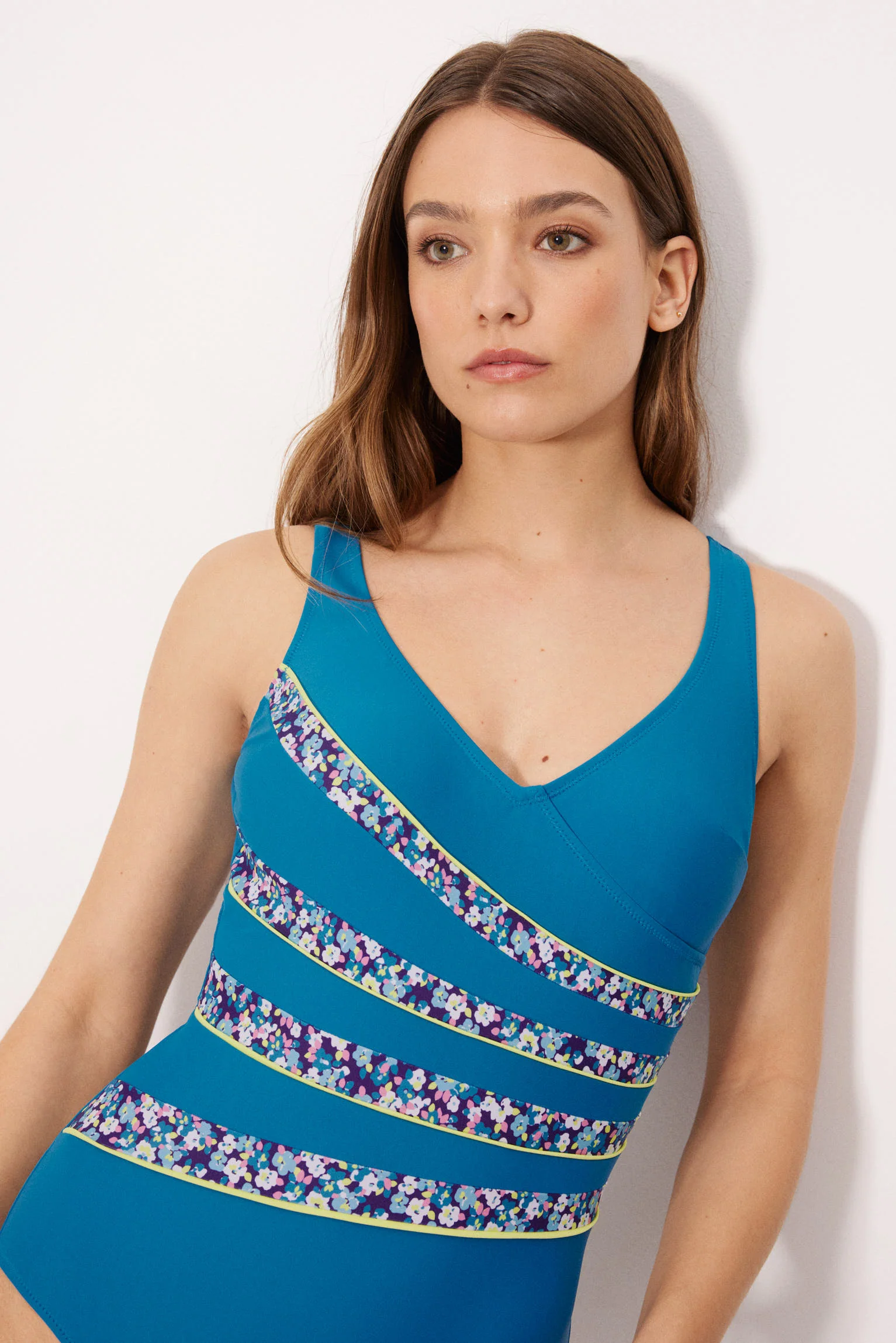 Maillot de bain amincissant à armatures, imprimé floral bleu, bonnet B - Image 6