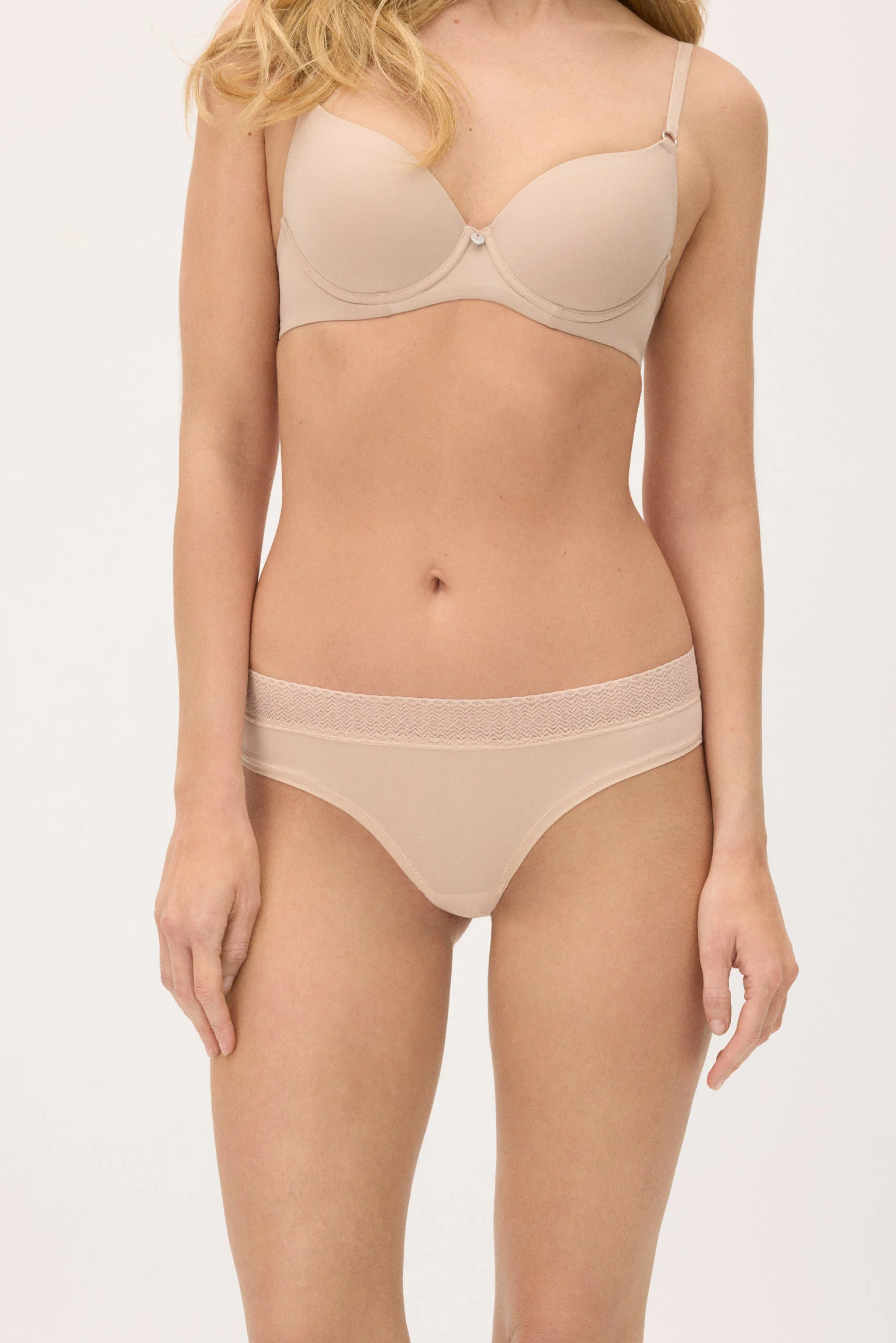 Culottes courtes revisitées avec de la dentelle couleur chair et des finitions invisibles - Image 3