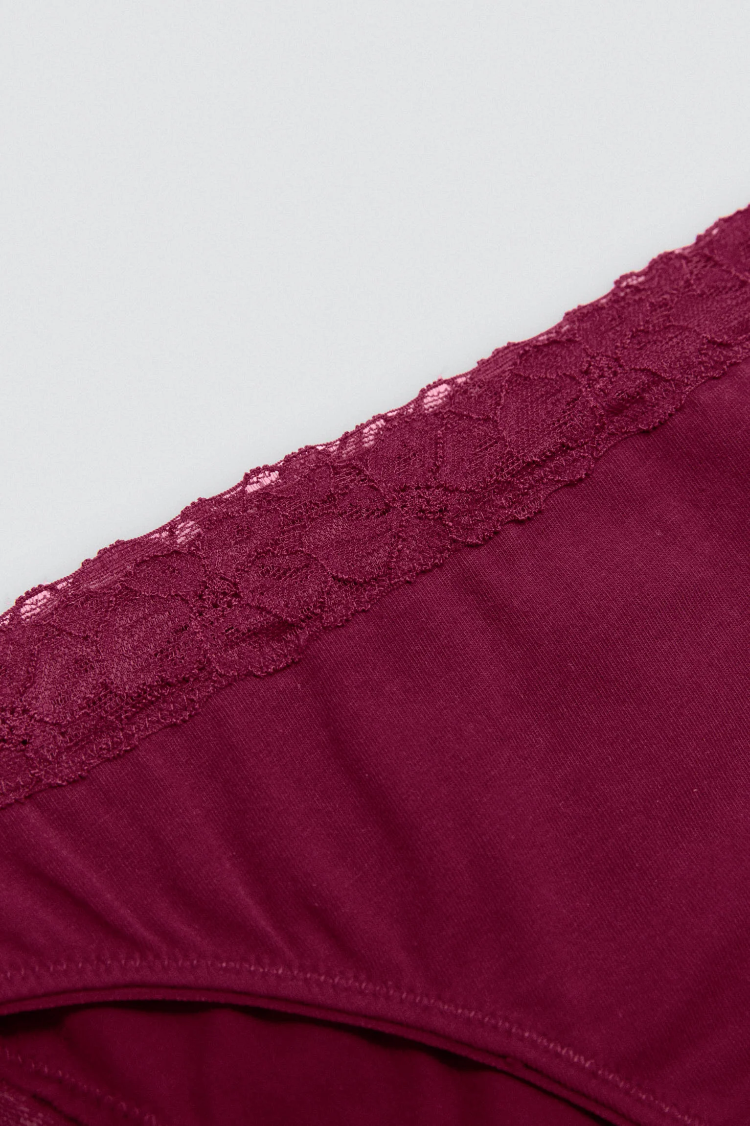 Mini culotte avec détails en dentelle grenat - Image 5
