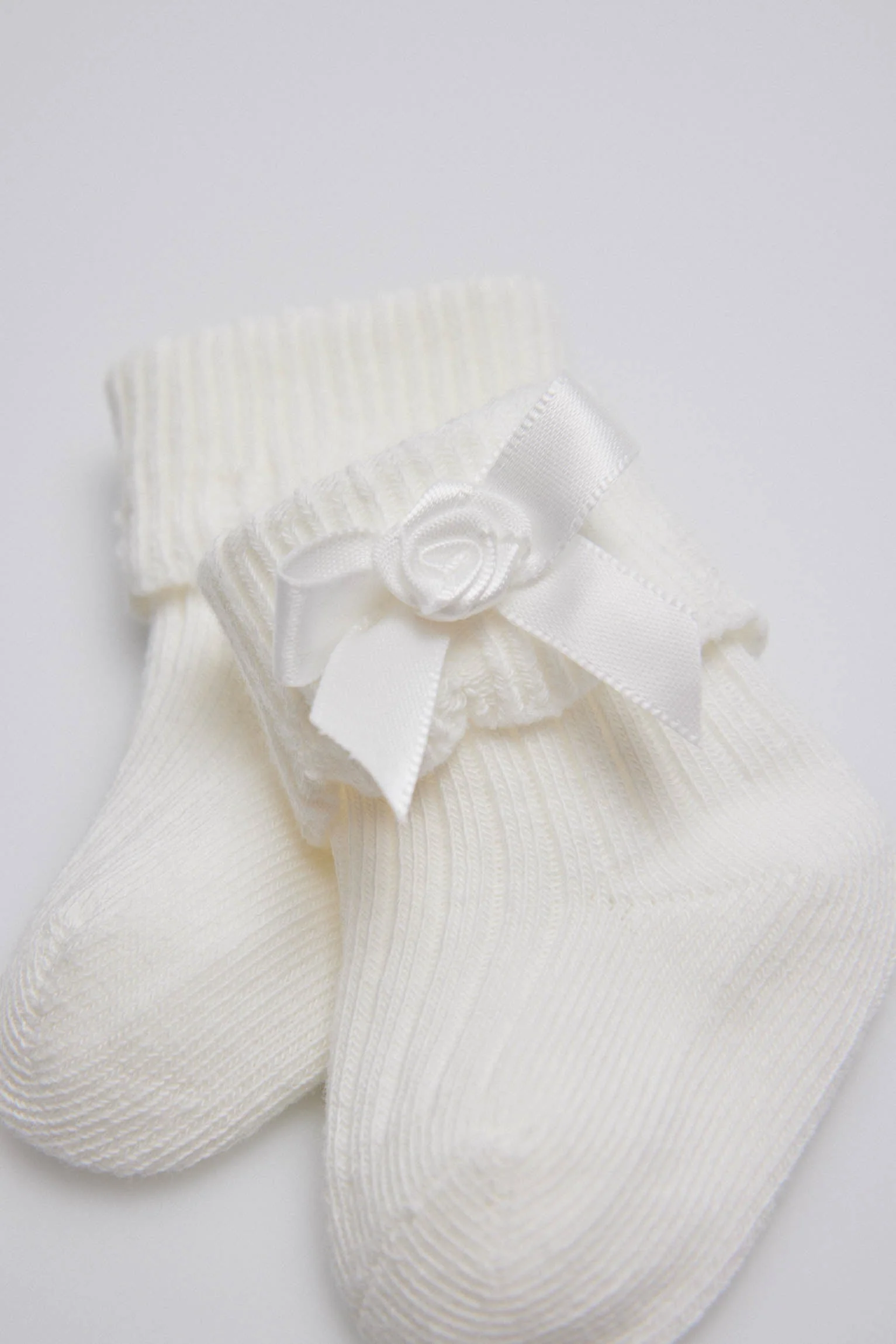 Chaussettes nouveau-né côtelées ivoire avec noeud - Image 2
