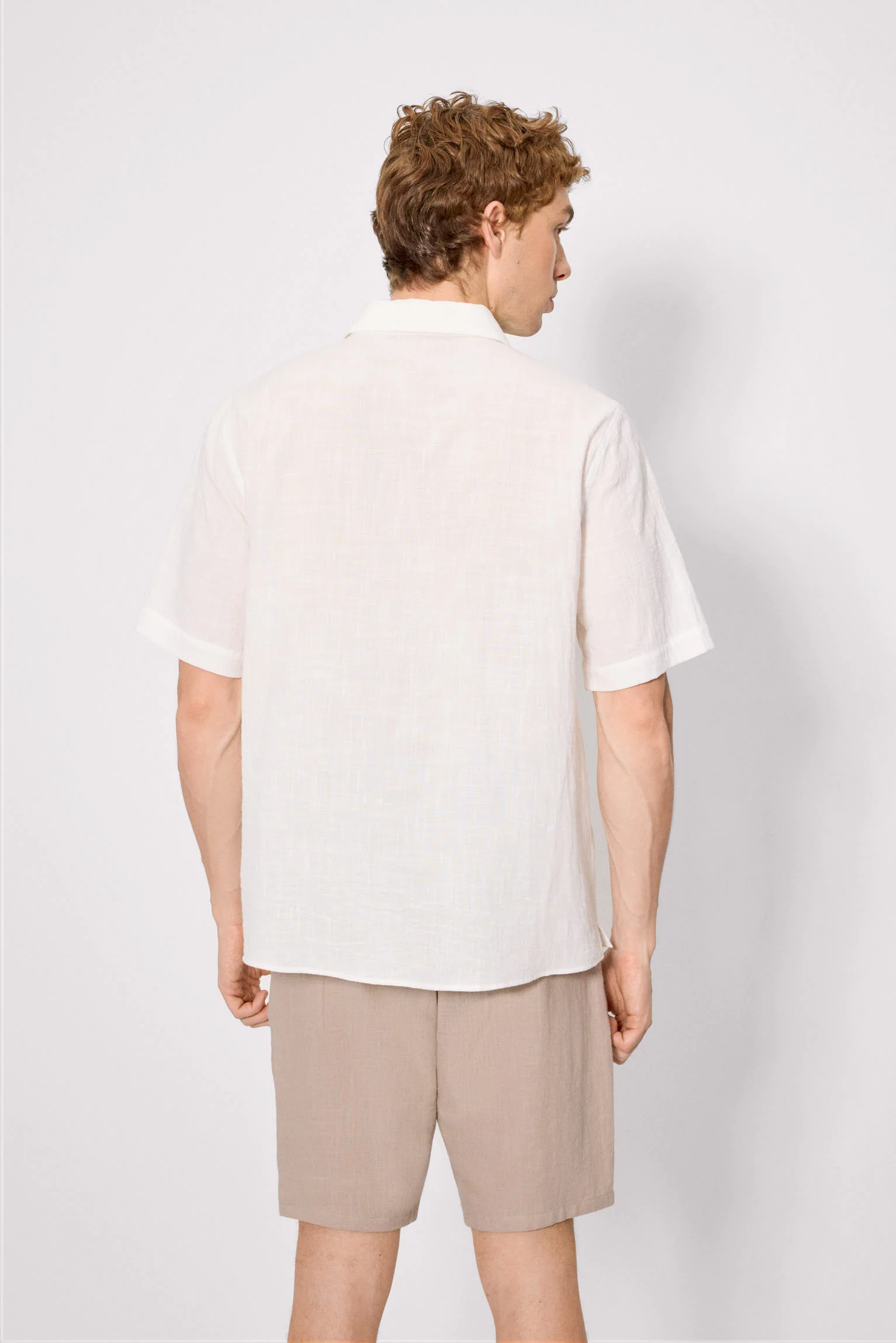 Chemise blanche à manches courtes boutonnée effet lin - Image 3