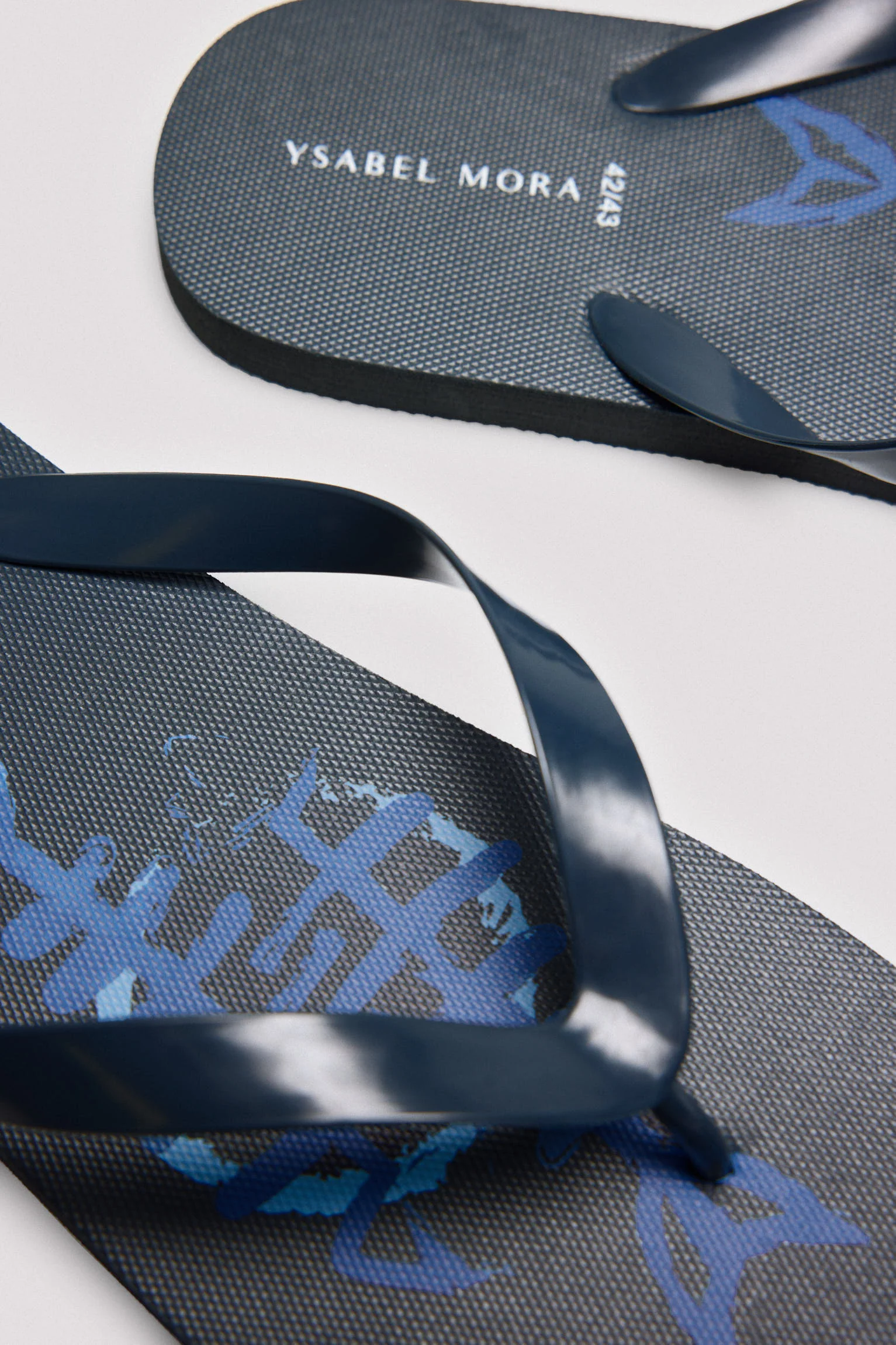 Tongs bleu marine à imprimé scratch - Image 3