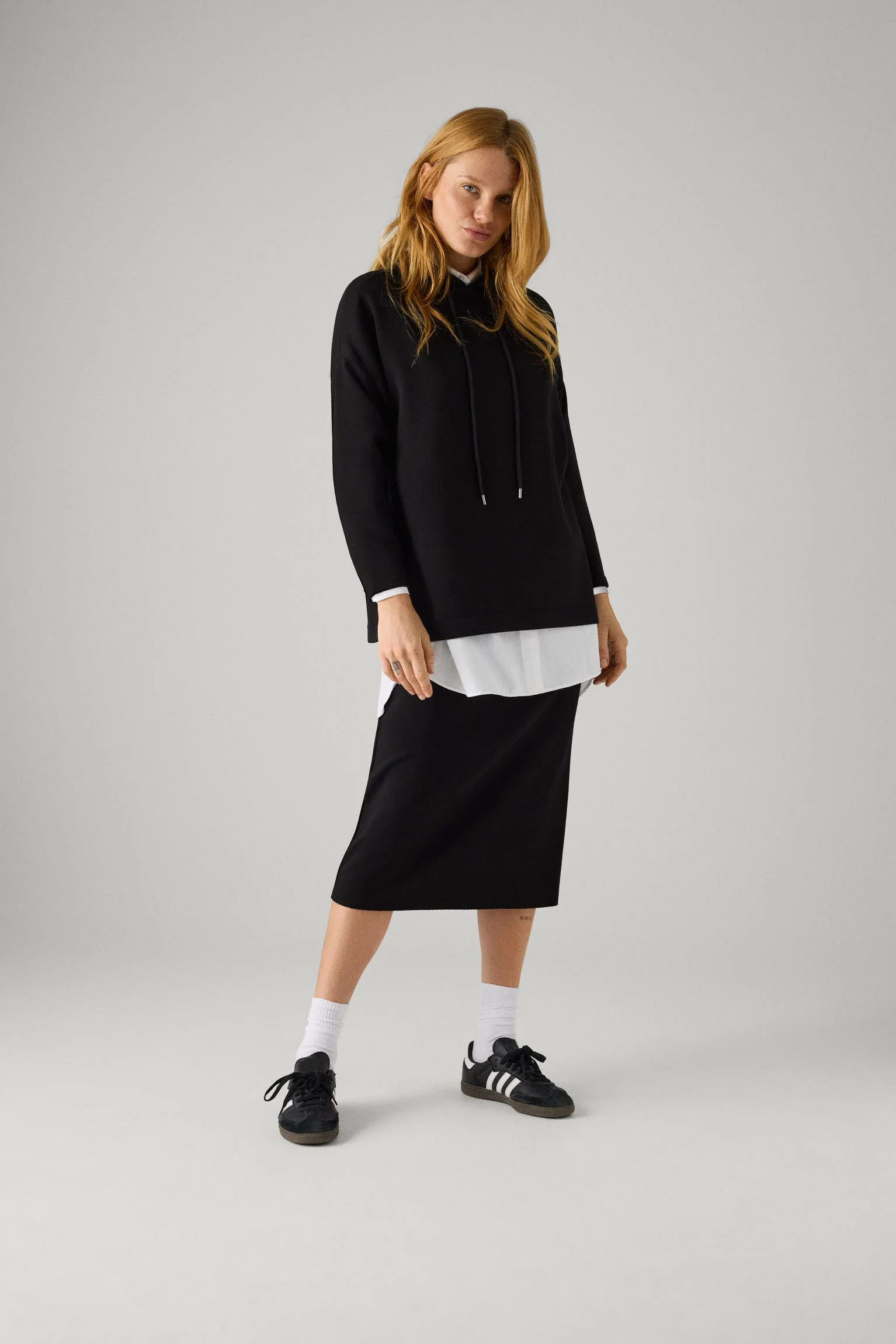 Pull uni noir à capuche - Image 5