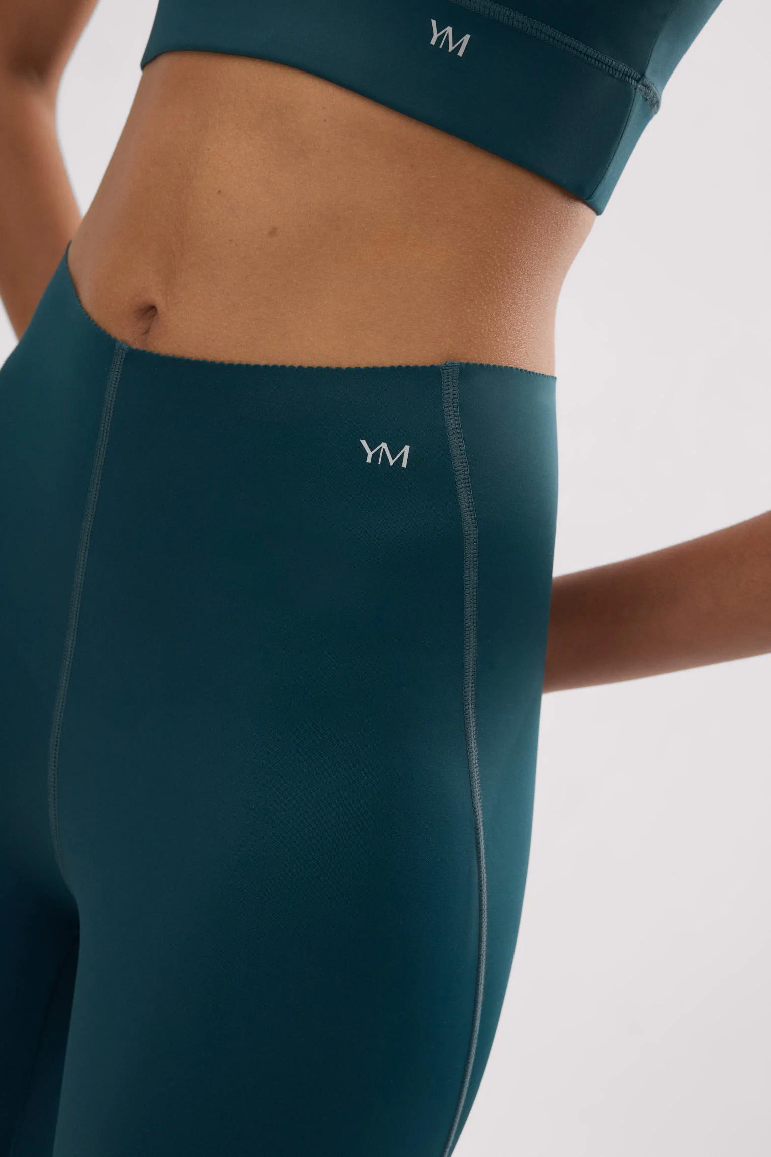 Leggings de compression vert bouteille pour un ventre plat - Image 6