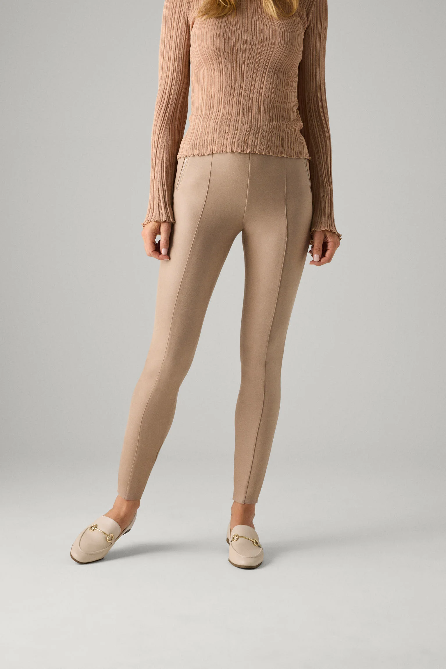 Pantalon en daim beige - Image 3