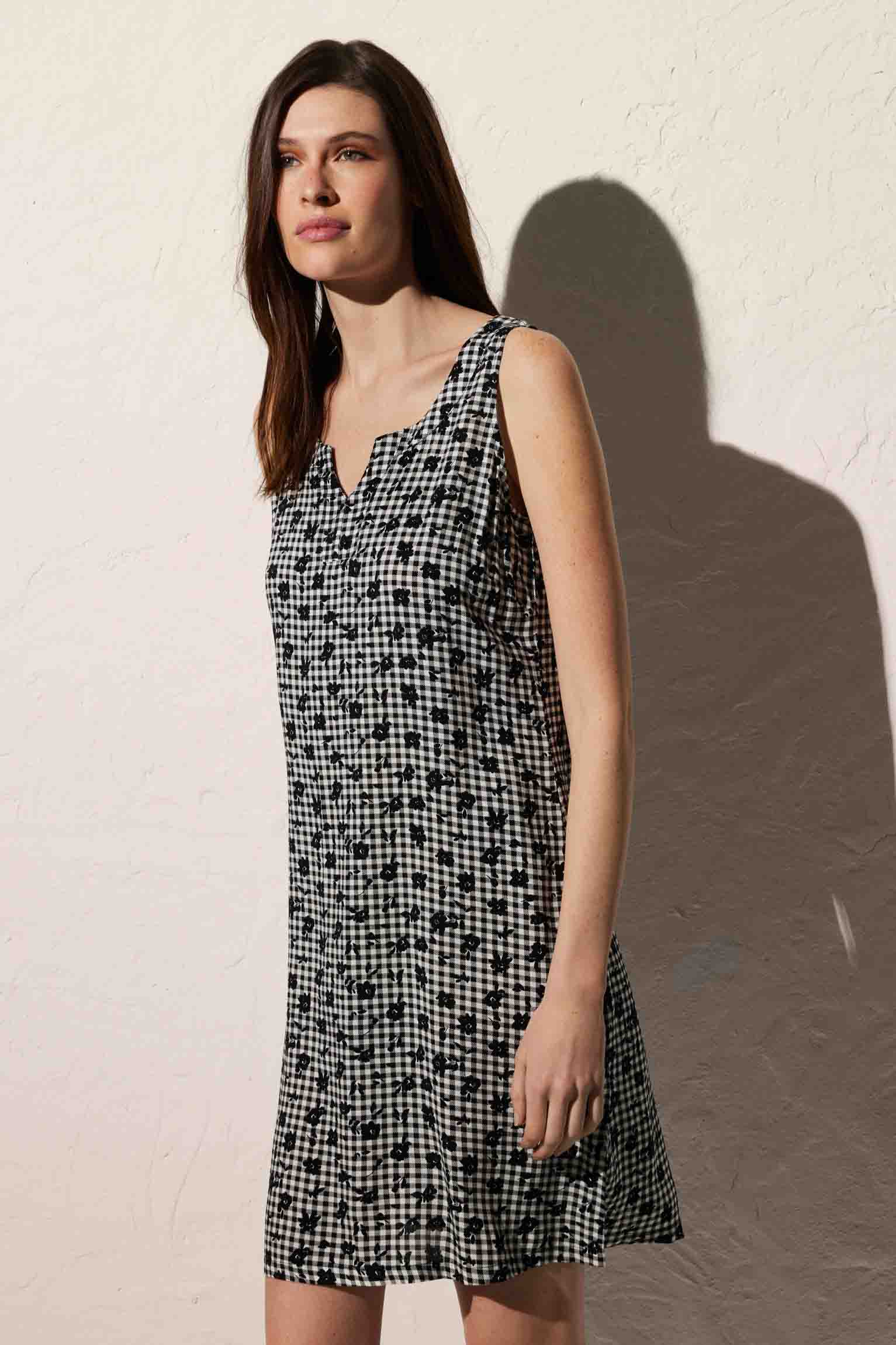 Robe de plage courte à carreaux noirs et bretelles fleuries - Image 2