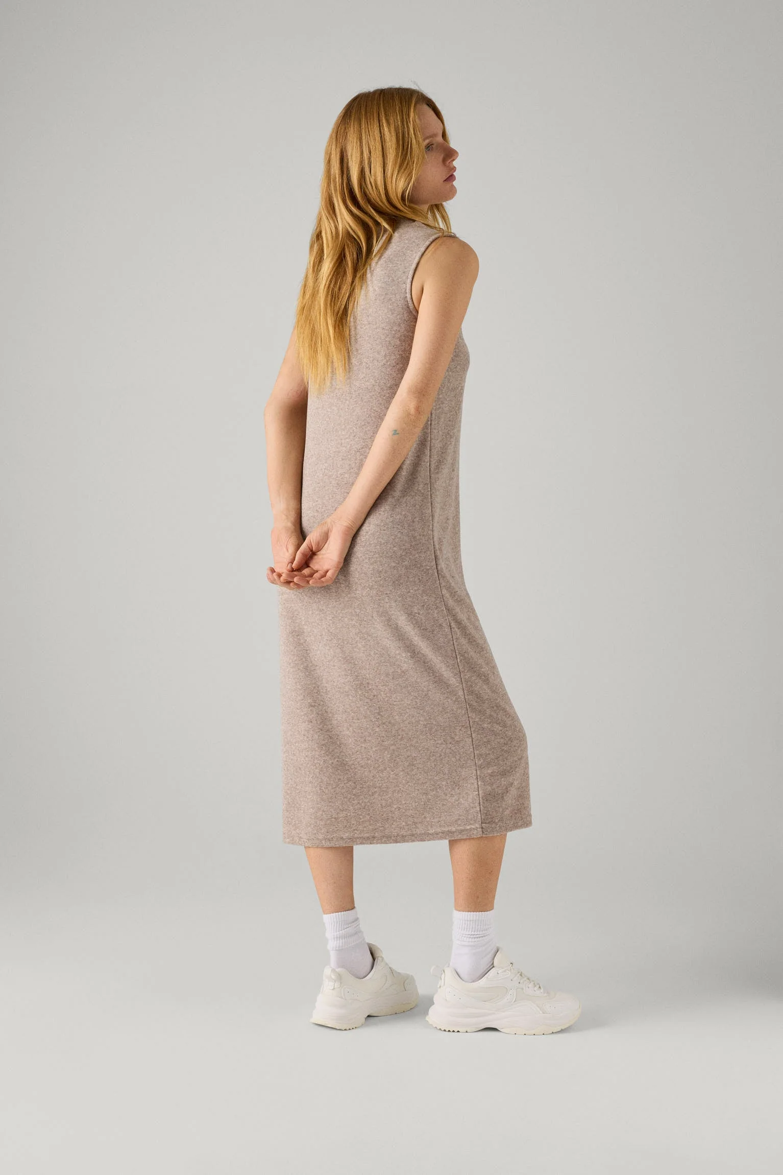 Robe longue marron unie sans manches - Image 3