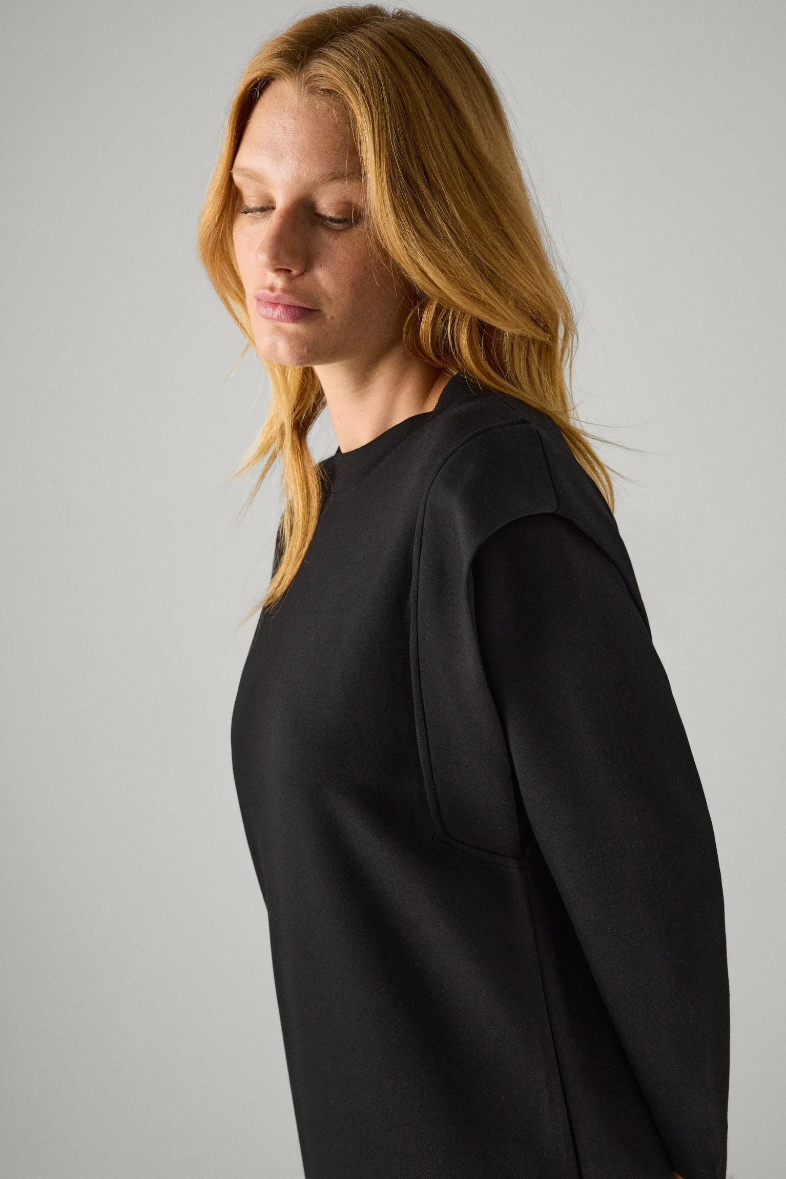 Robe noire unie à manches longues - Image 3