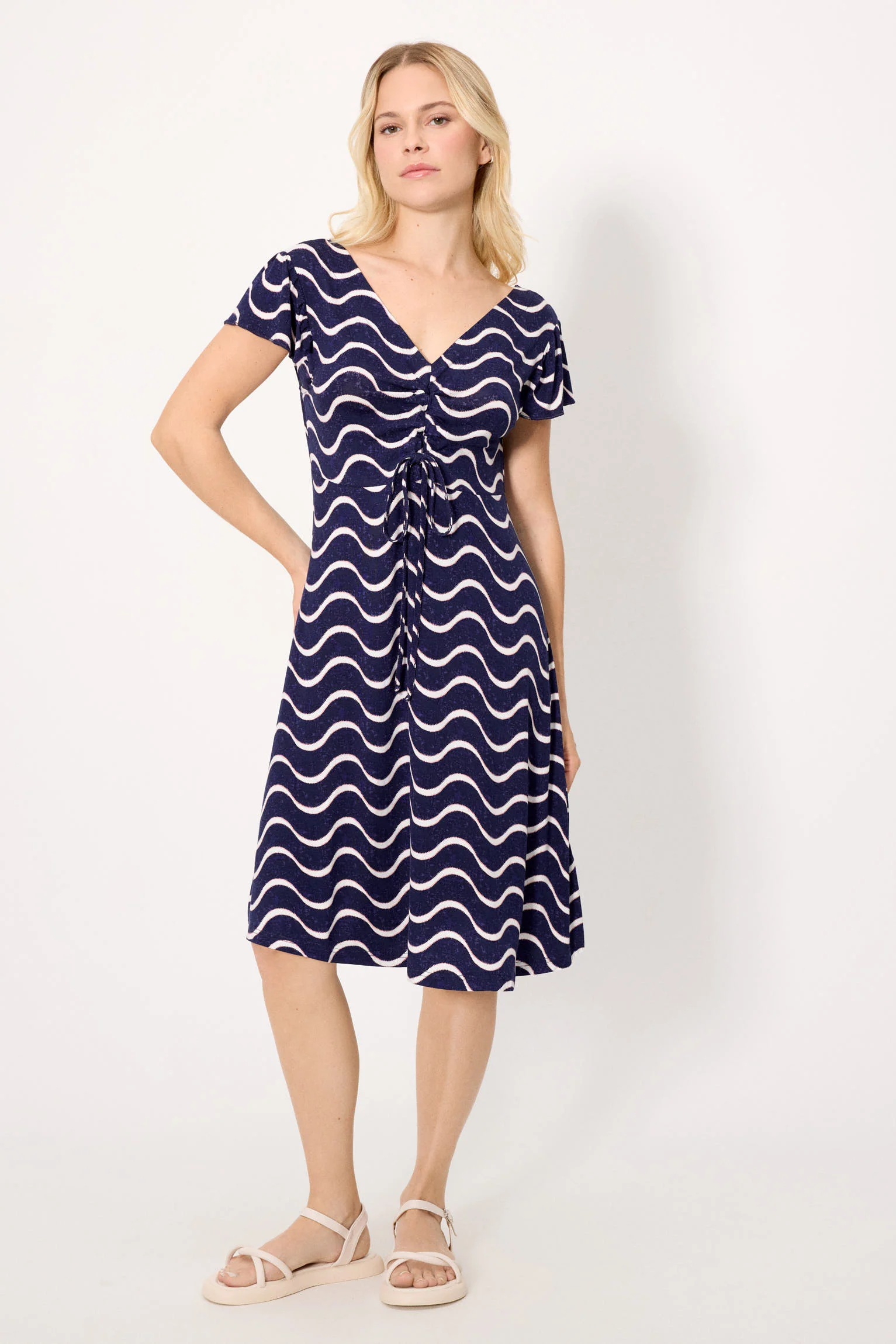 Robe à manches courtes avec un imprimé ondulé - Image 7