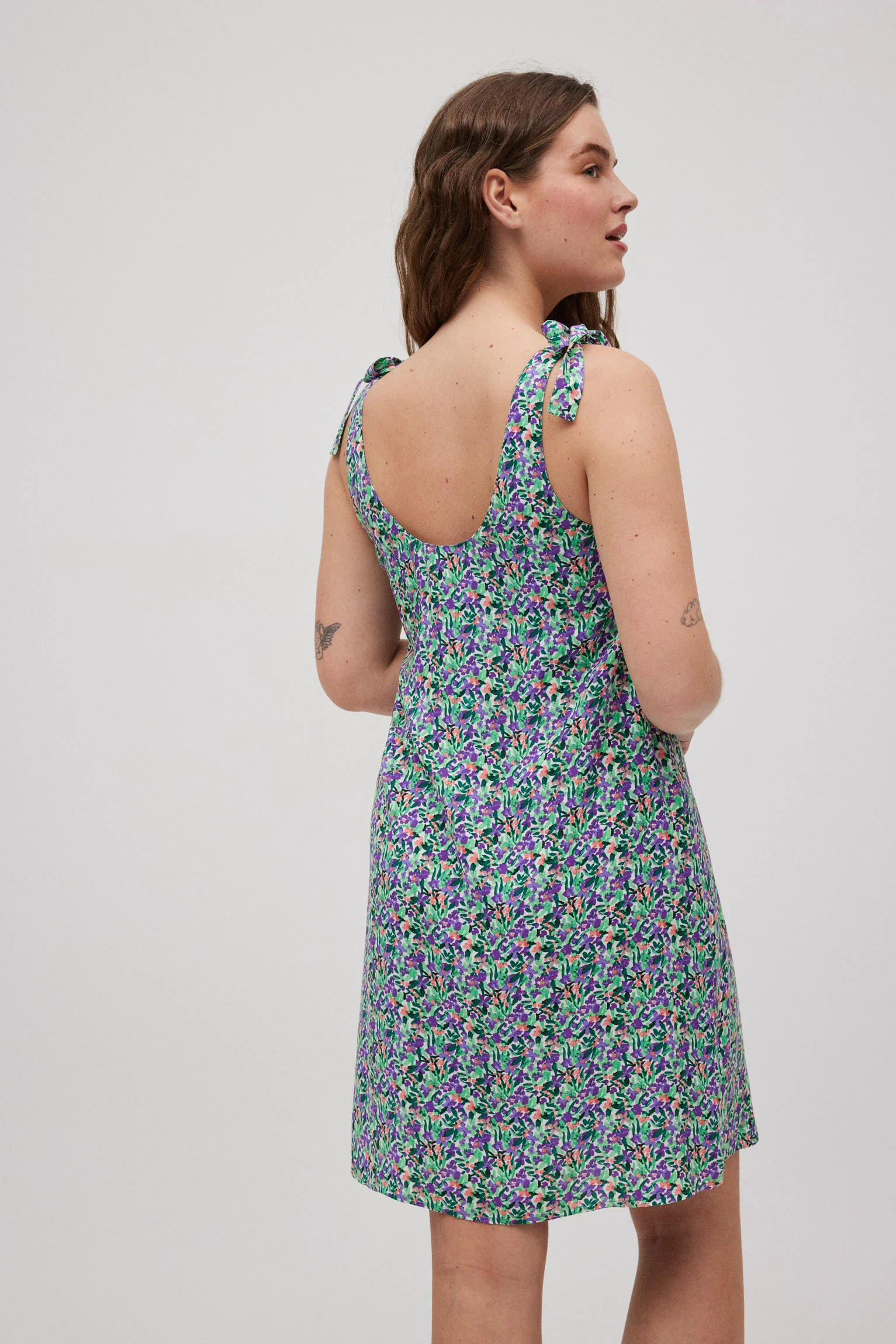Robe courte à bretelles nouées et imprimé fleuri - Image 2
